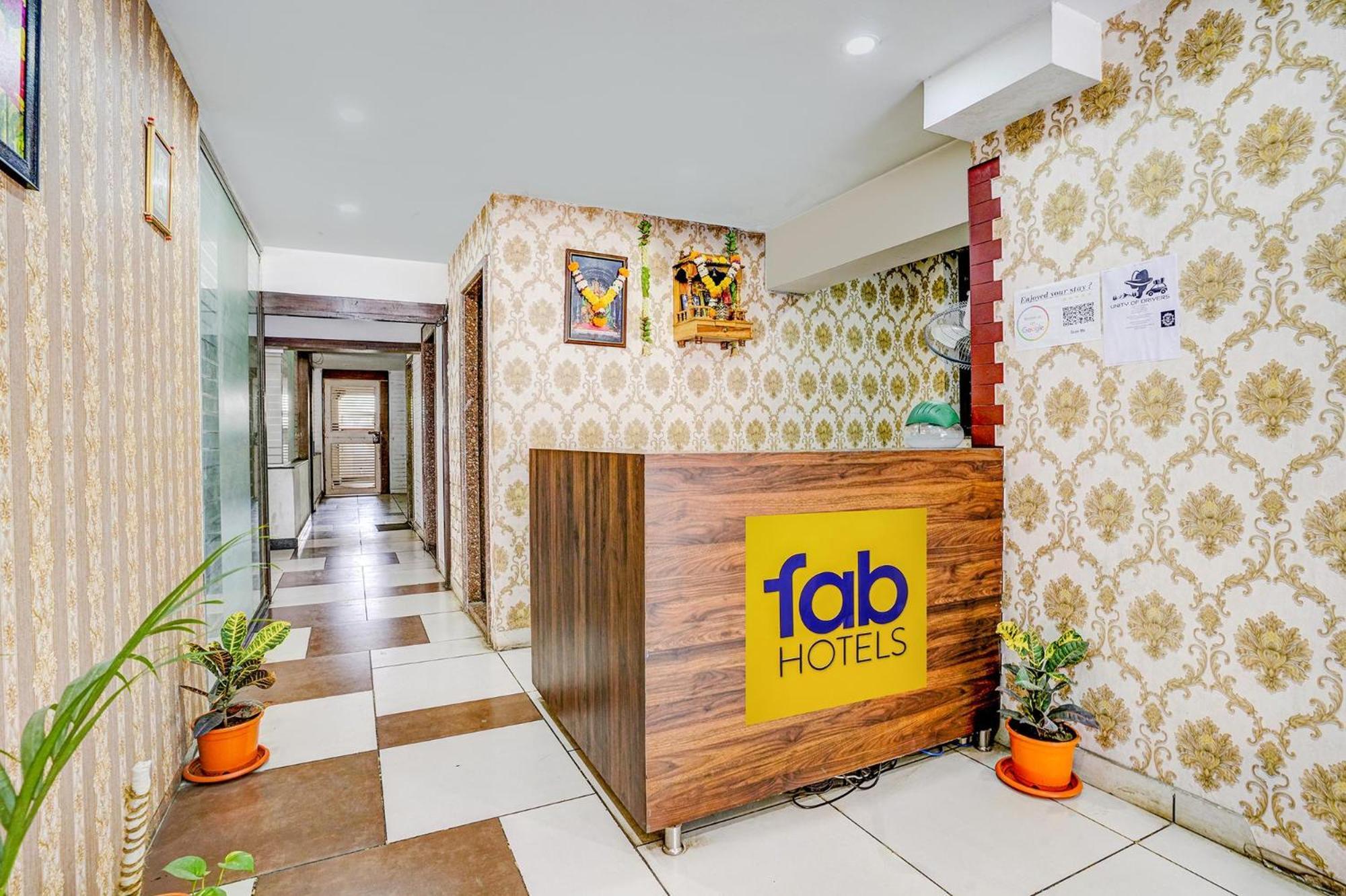 Hotel Gargi Deluxe Poona Buitenkant foto