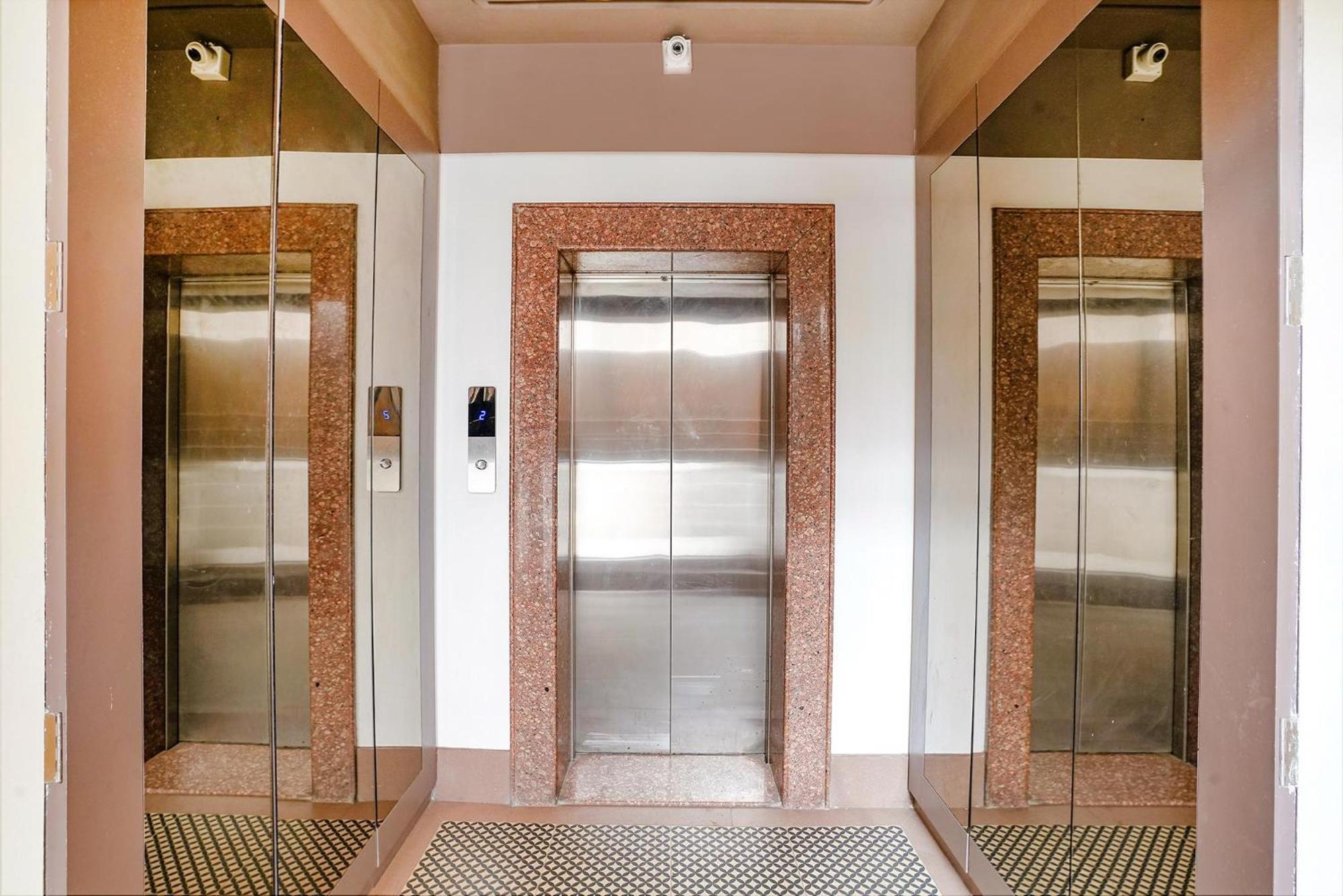 Hotel Gargi Deluxe Poona Buitenkant foto