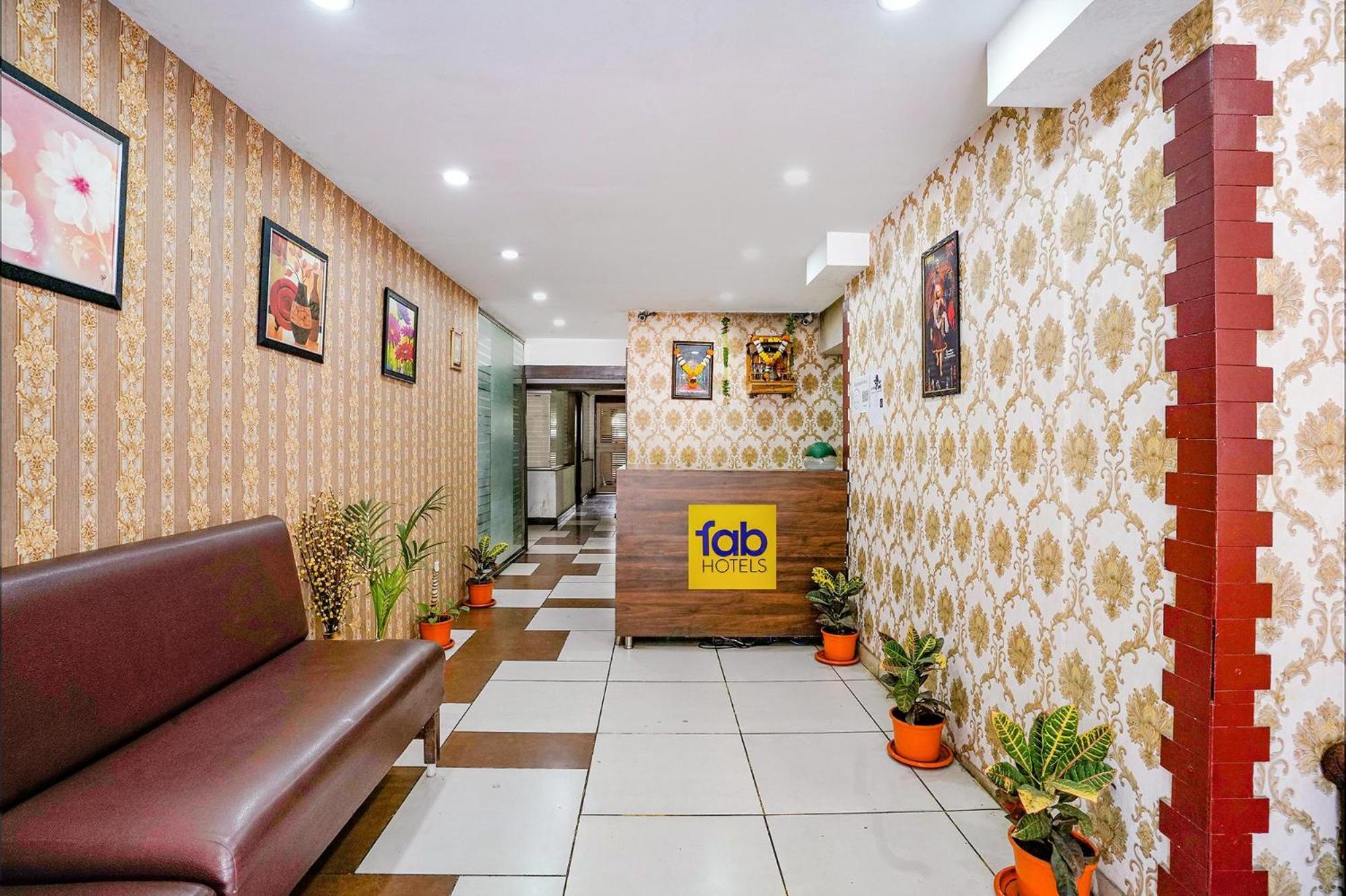 Hotel Gargi Deluxe Poona Buitenkant foto