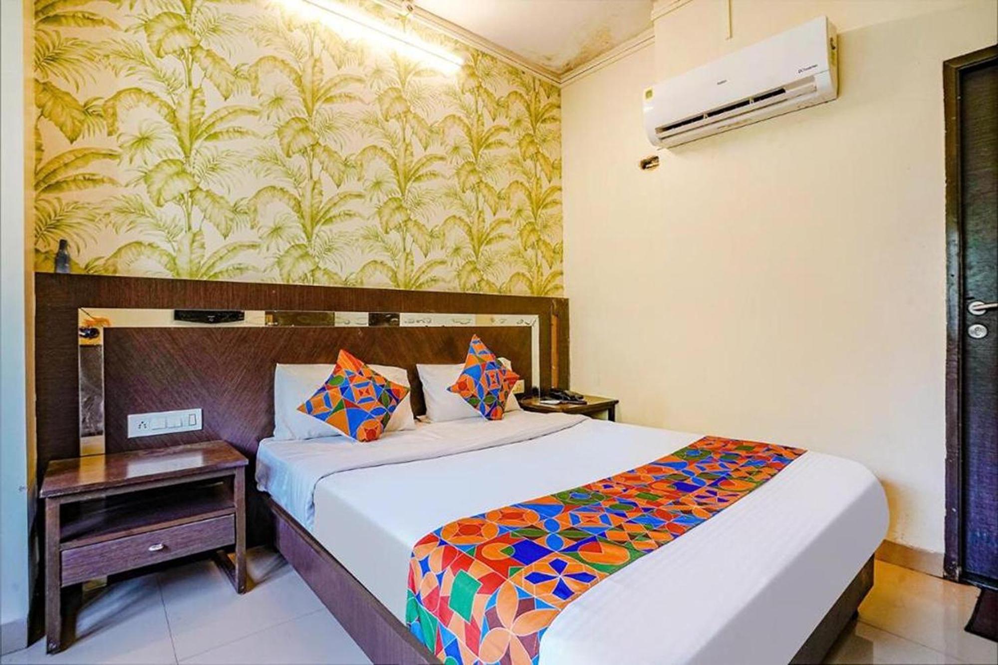 Hotel Gargi Deluxe Poona Buitenkant foto