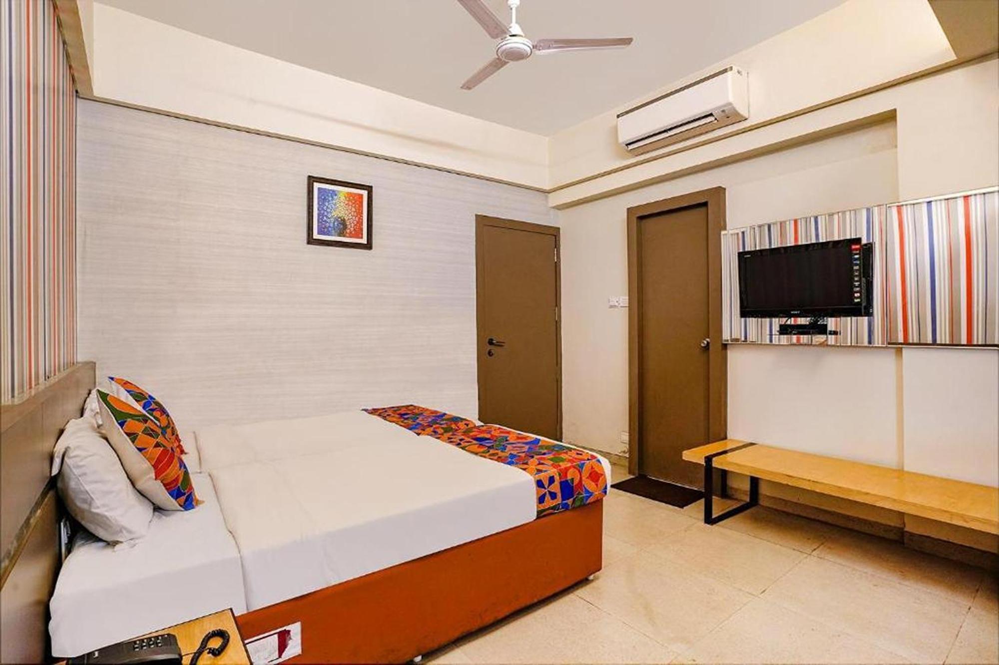 Hotel Gargi Deluxe Poona Buitenkant foto