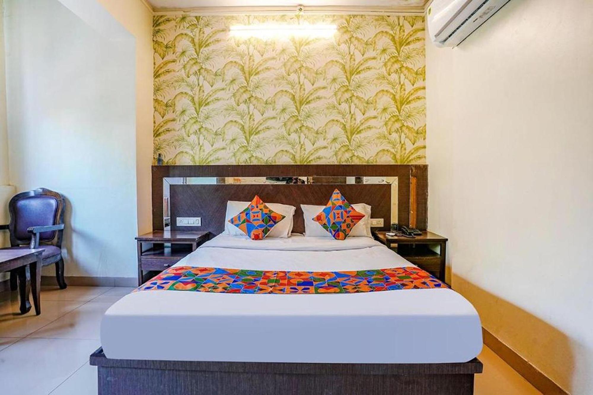 Hotel Gargi Deluxe Poona Buitenkant foto