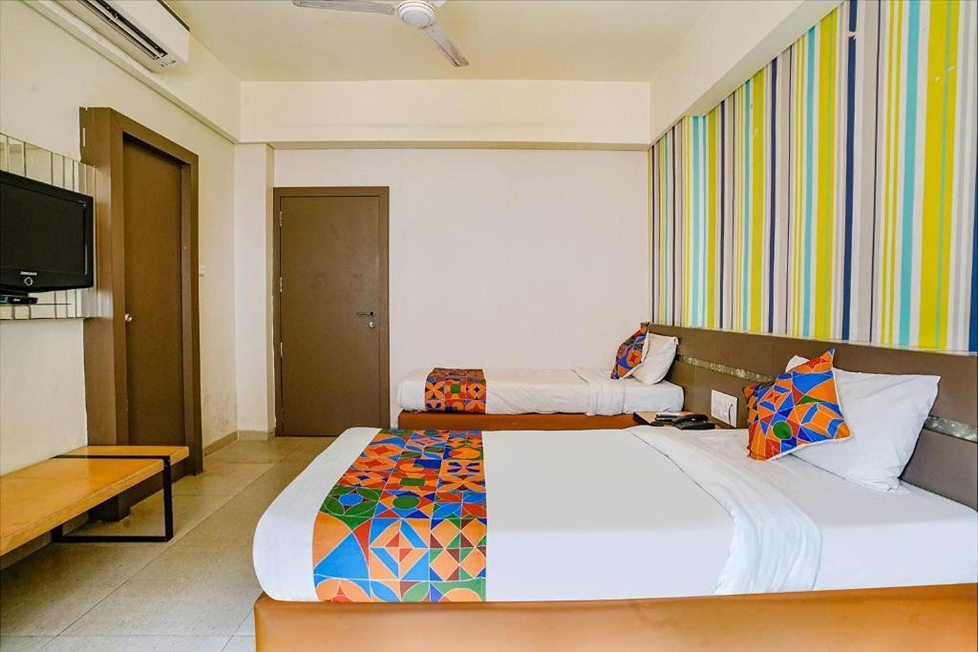 Hotel Gargi Deluxe Poona Buitenkant foto