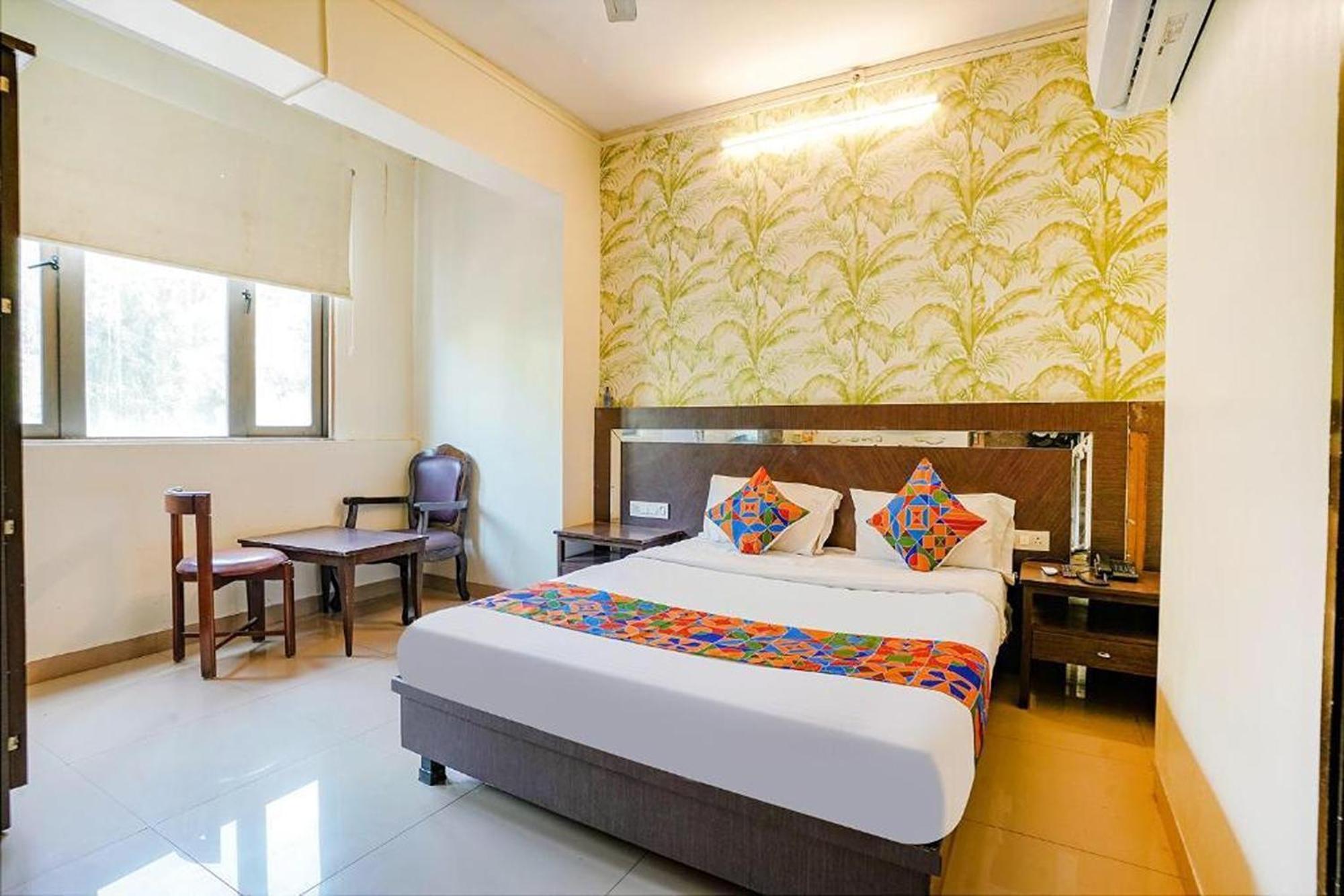 Hotel Gargi Deluxe Poona Buitenkant foto