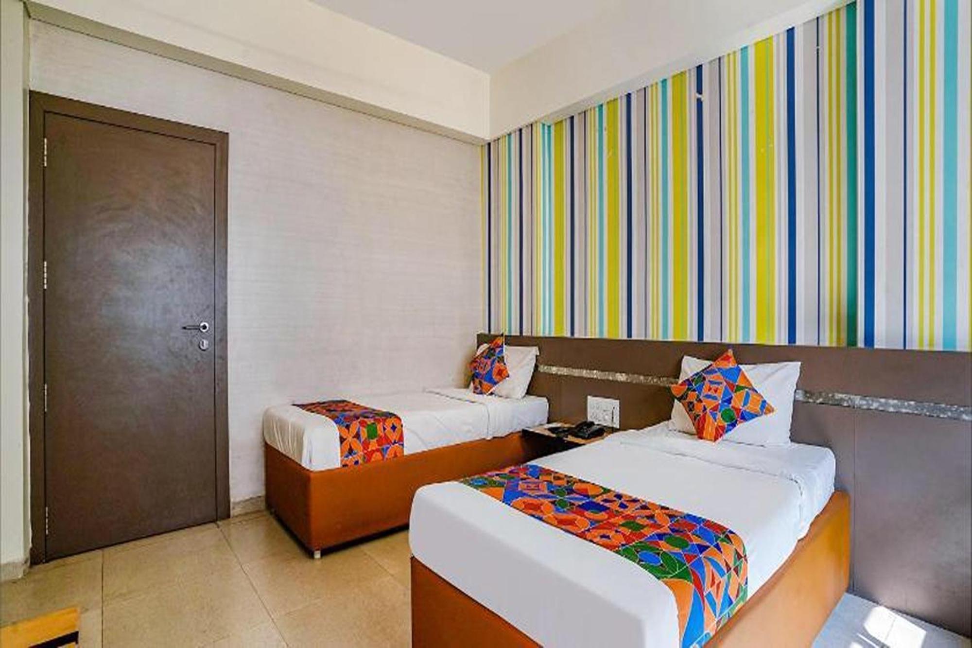 Hotel Gargi Deluxe Poona Buitenkant foto
