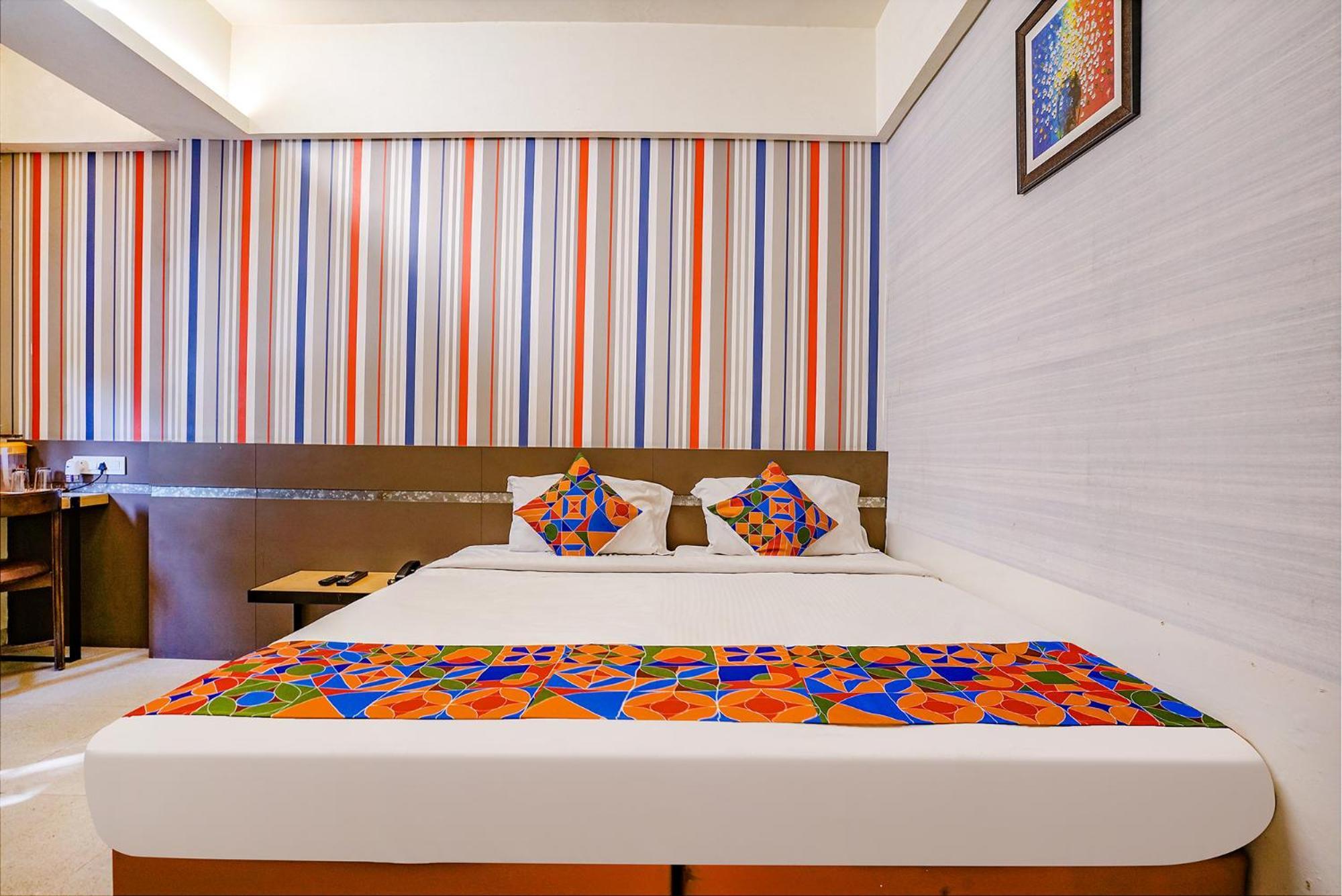 Hotel Gargi Deluxe Poona Buitenkant foto