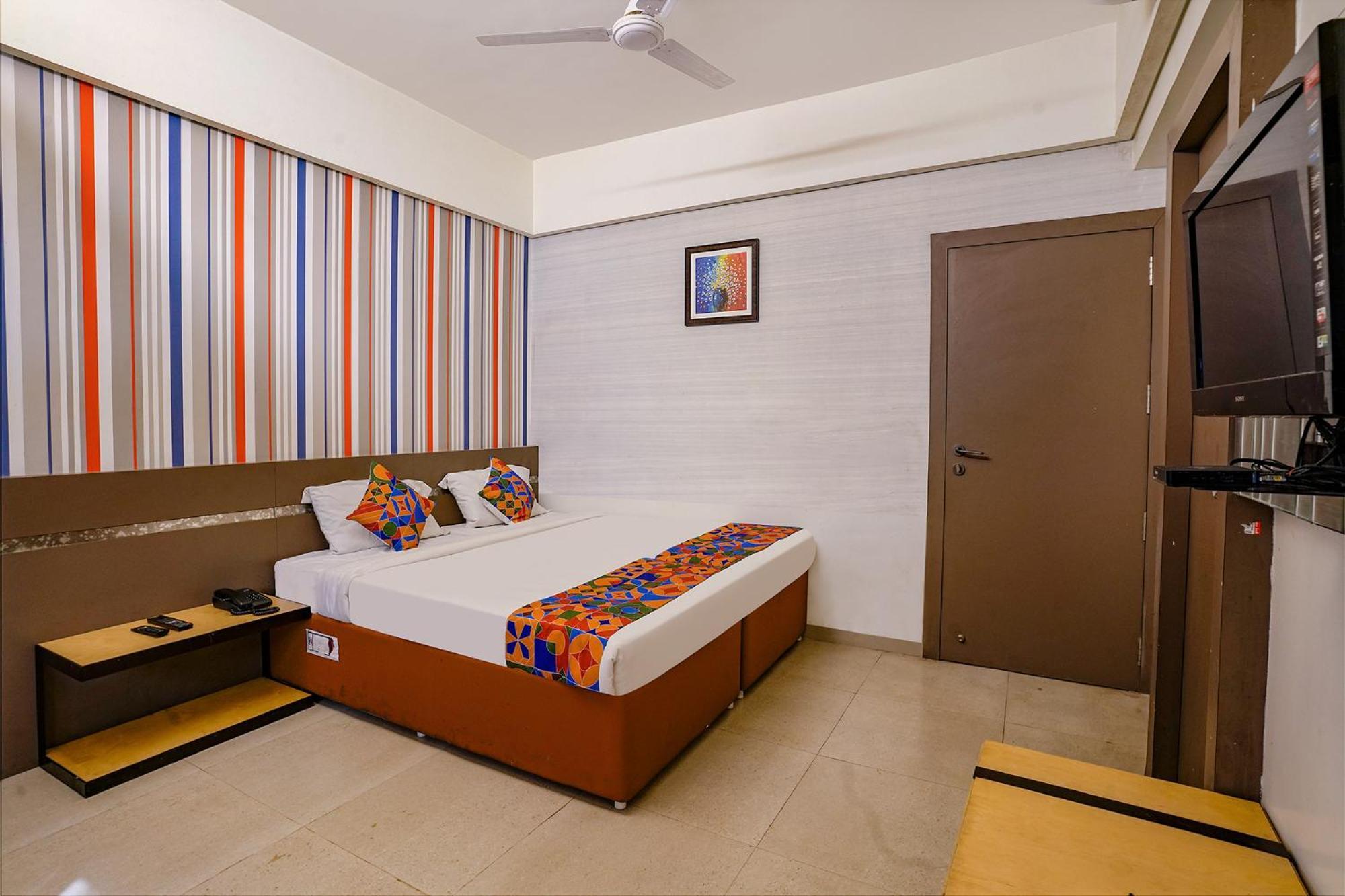 Hotel Gargi Deluxe Poona Buitenkant foto
