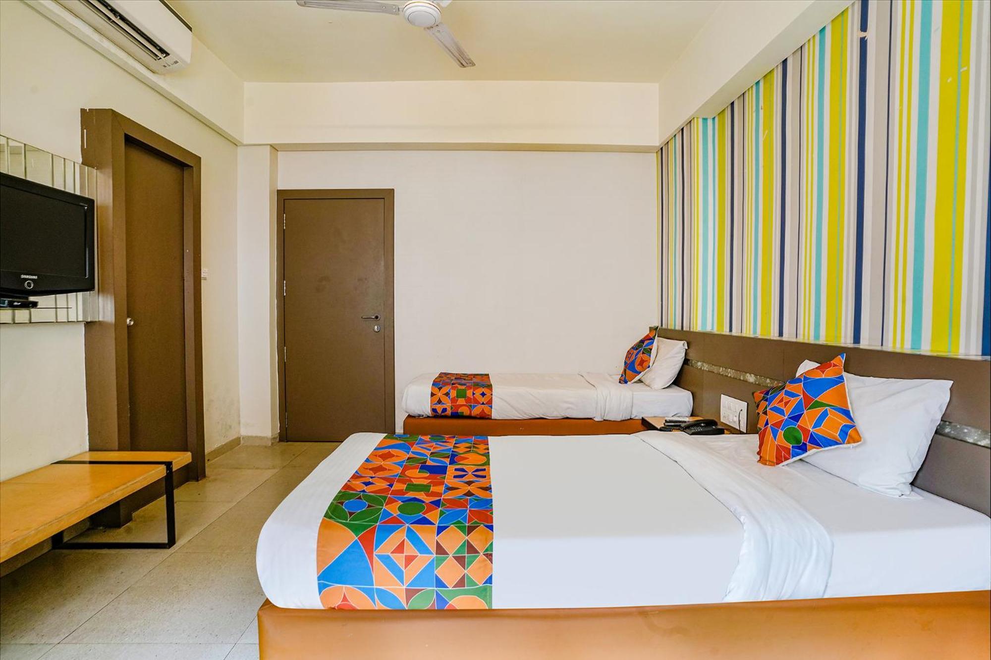 Hotel Gargi Deluxe Poona Buitenkant foto